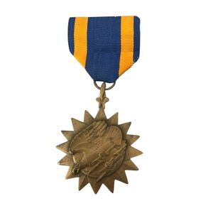 VTG World War II U.S. Army Air Force Bronze Medal Eagle Lighting Bolt Badge Pin